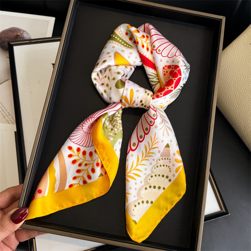Luxury Print 70cm Square Scarf - Luxury Bags Casual recension och pris