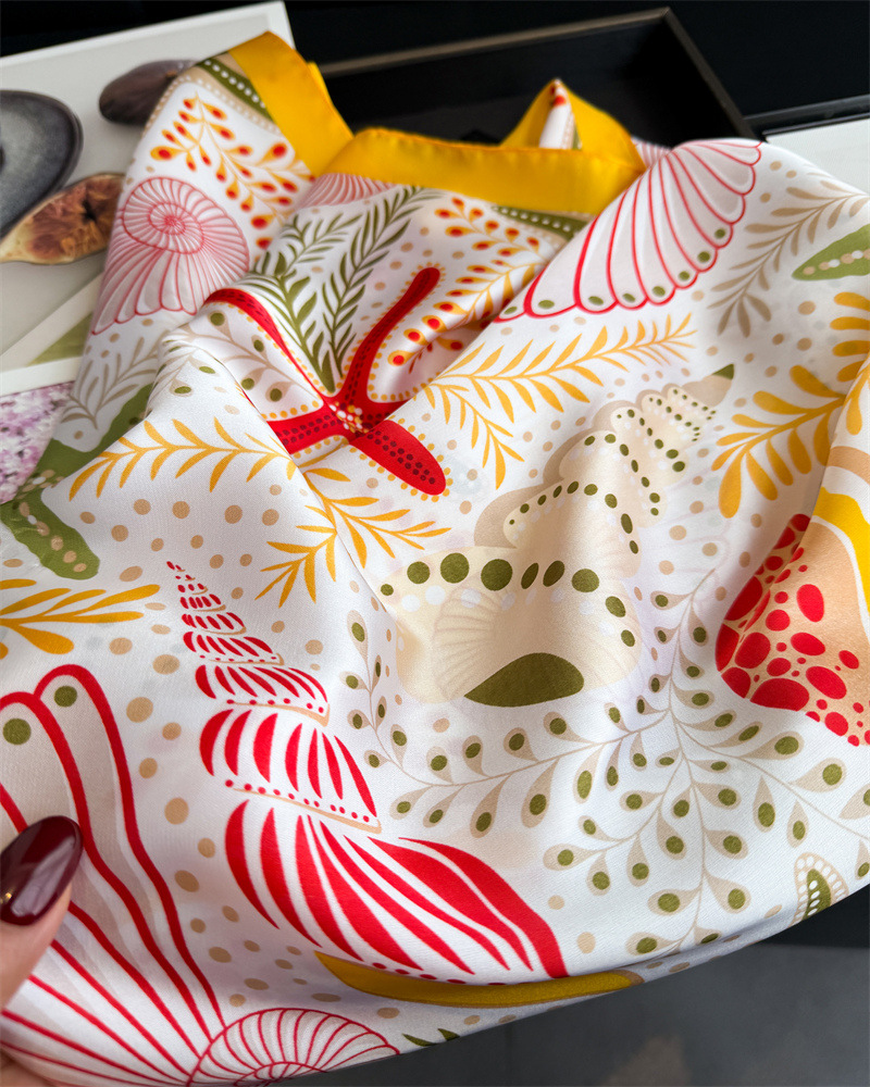 Luxury Print 70cm Square Scarf - Luxury Bags Casual recension och pris