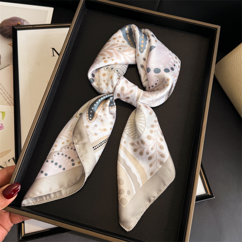 Luxury Print 70cm Square Scarf - Luxury Bags Casual recension och pris