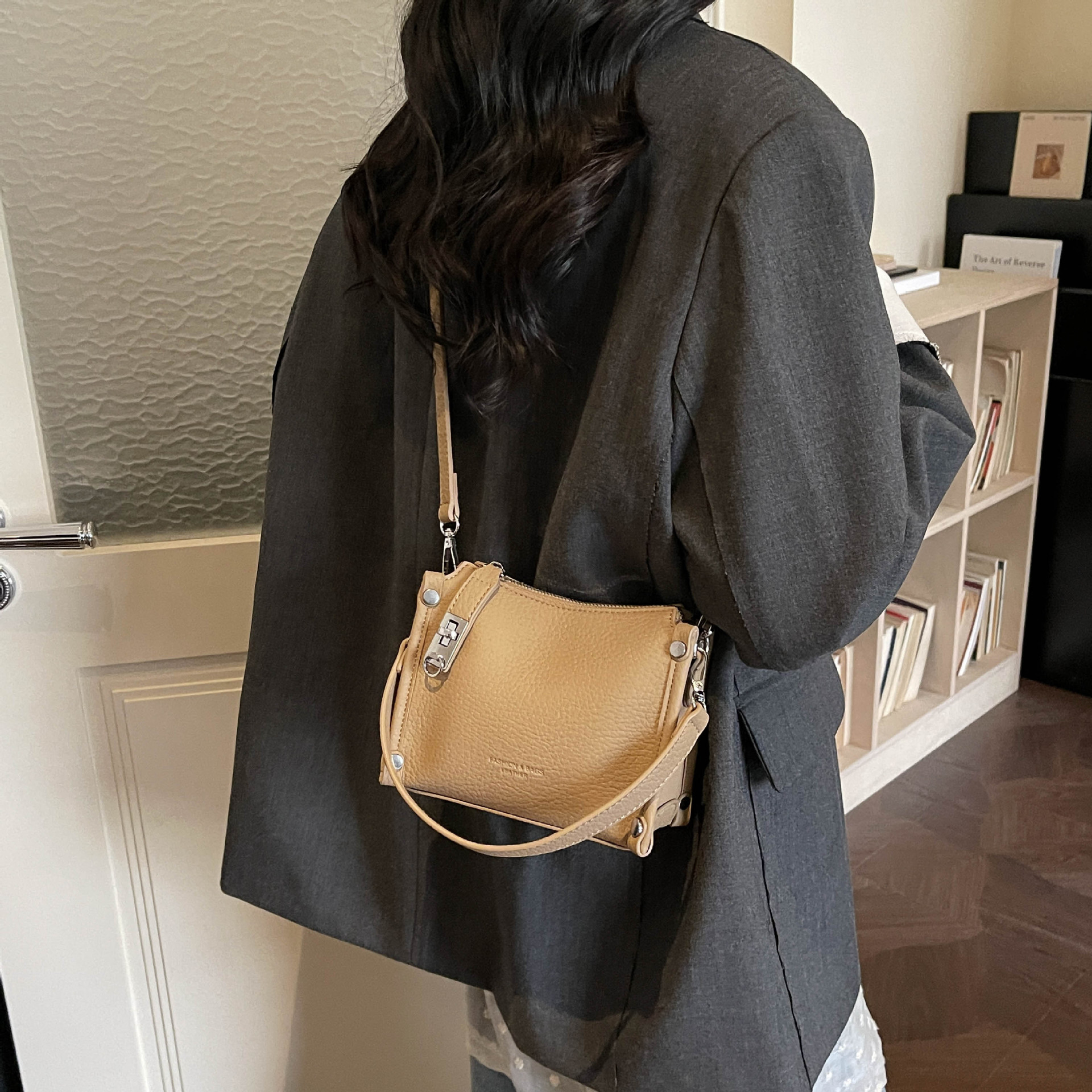 Women’s Pebble Grain Box Bag – - Luxury Bags News recension och pris