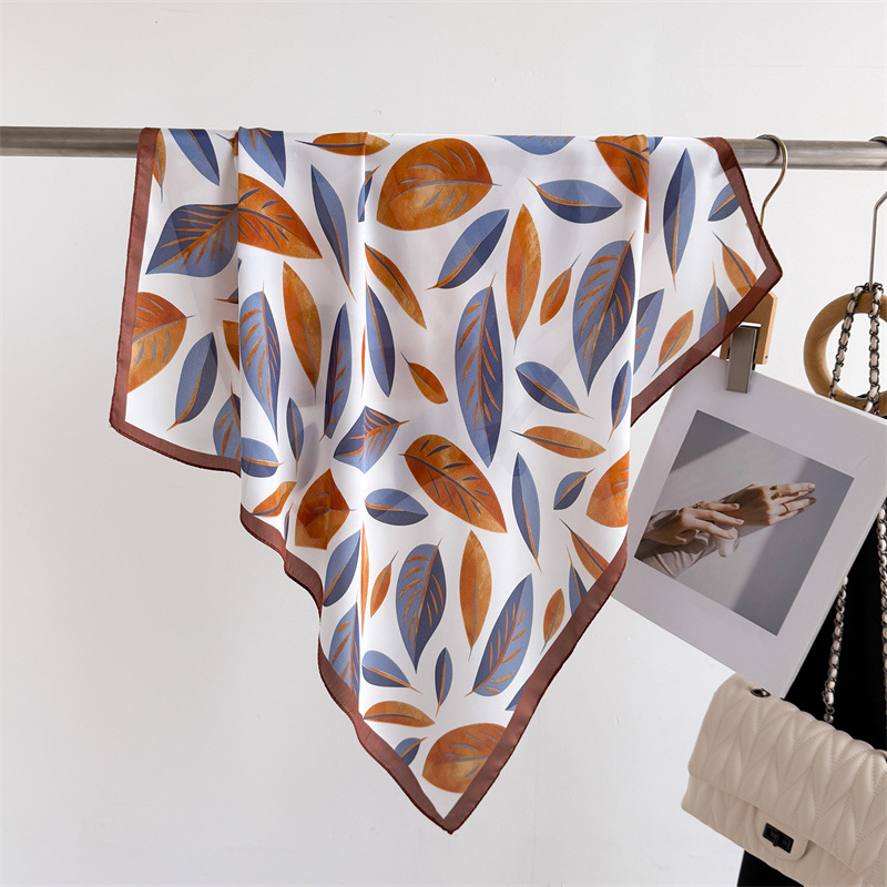 Luxury Brand Print 70cm Square - Luxury Bags Casual recension och pris