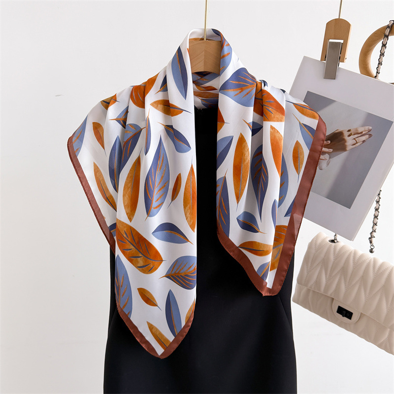Luxury Brand Print 70cm Square - Luxury Bags Casual recension och pris