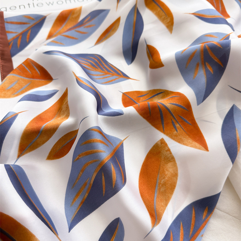 Luxury Brand Print 70cm Square - Luxury Bags Casual recension och pris