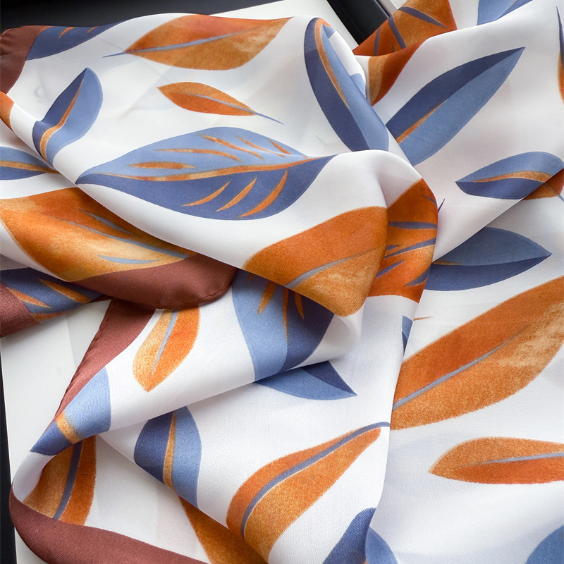 Luxury Brand Print 70cm Square - Luxury Bags Casual recension och pris